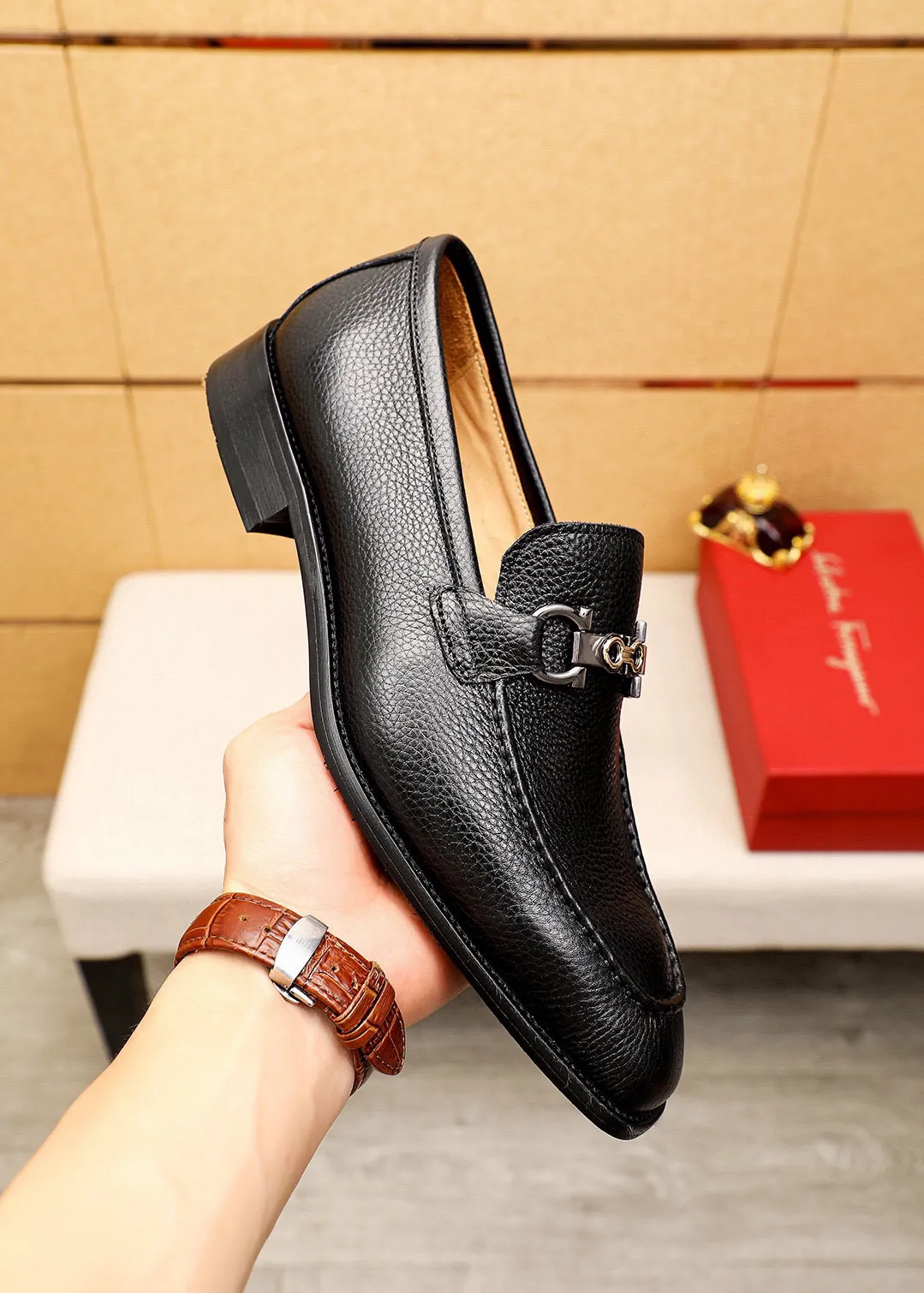 Men's shoes 💰460 💐 Product trademark: Ferragamo "Ferragamo" casual leather shoes Regular size: 38-44 (45🉑️customized) Product materials: Selected imported first-layer pebbled calfskin upper + luxury hardware buckle, imported water-dyed cow leather lining. Strong three-dimensional visual effect, original combination outsole Color: 2⃣️colors available